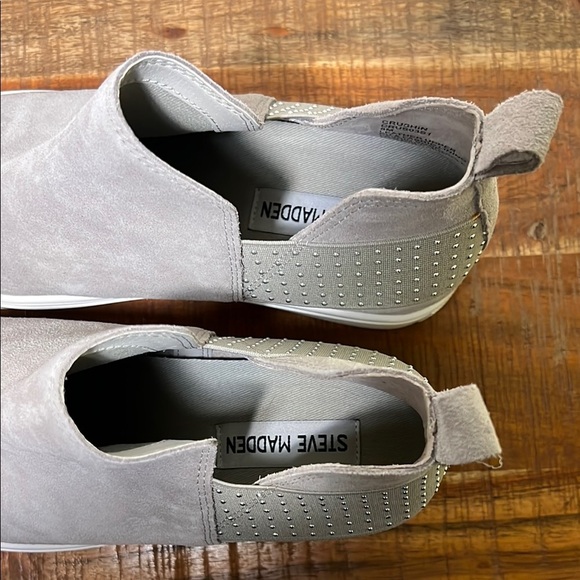 Steve Madden Wedge Gray Suede Slip-On Sneakers, Size 8 - Picture 4 of 7